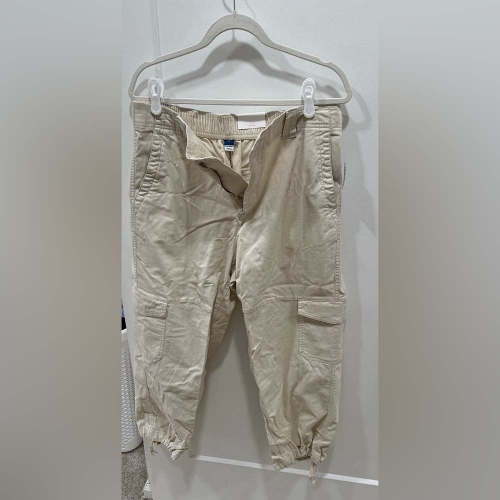 Old Navy women’s Light Khaki Cargo Pants